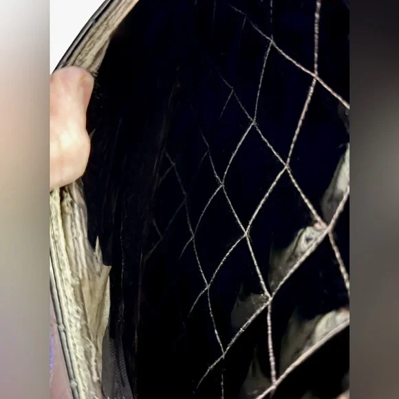 Auth CHANEL medallion tote glossy patent leather Black quilted CC vintage Bag - Picture 10 of 16